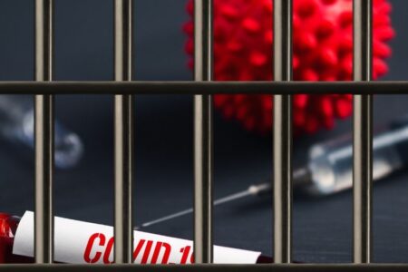 Una doctora arrestada por la vacuna del COVID-19