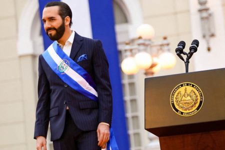 Bukele modifica la biografía de su cuenta de Twitter y se define como «dictador de El Salvador»